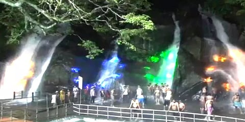 சாரல் விழா: லேசர் ஒளியில் கலர் ஃபுல்லாக ஜொலிக்கும் குற்றால அருவிகள்