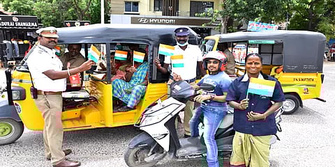 நண்பர்கள் தினம்: அனைவரின் பாராட்டையும் பெற்ற போக்குவரத்து காவல் துறையினரின் செயல்