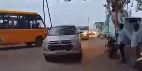 அமைச்சர் அன்பில் மகேஷ் வாகனத்திற்காக காத்திருக்க வைக்கப்பட்டதா ஆம்புலன்ஸ்.. நடந்தது என்ன?