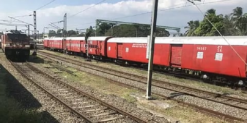 தண்ணீர் பாட்டில் சண்டை... ஓடும் ரயிலிலிருந்து பயணியை தள்ளிவிட்ட ரயில்வே ஊழியர்மீது வழக்கு