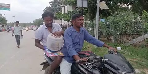 ’கிச்சனில் உஸ்..உஸ் சத்தம்’- நாகப்பாம்பு உடன் ஸ்டேசனுக்கு வந்தவர்களால் அலறி ஓடிய போலீசார்!