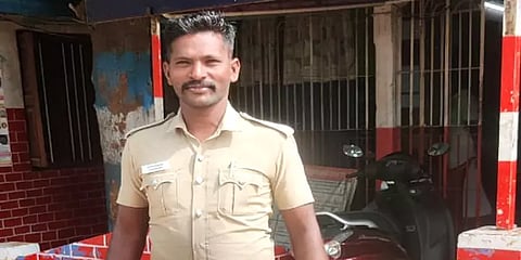 சாலை விபத்தில் ஆற்றில் தூக்கி வீசப்பட்ட ஆசிரியை – போராடி மீட்ட காவலர்