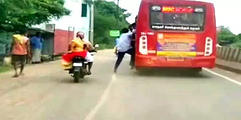 காஞ்சிபுரம்: அரசுப் பேருந்தில் ஆபத்தான முறையில் பயணம் செய்யும் பள்ளி மாணவர்கள்