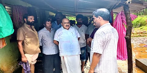 கர்நாடகா: ஆற்றில் தவறிவிழுந்த 2-ஆம் வகுப்பு மாணவி – தீவிரமாக தேடும் தீயணைப்பு படை