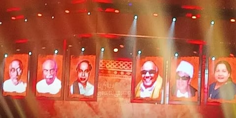 செஸ் ஒலிம்பியாட் நிறைவுவிழா மேடையில் கருணாநிதி, எம்.ஜி.ஆர், ஜெயலலிதா படங்கள்!