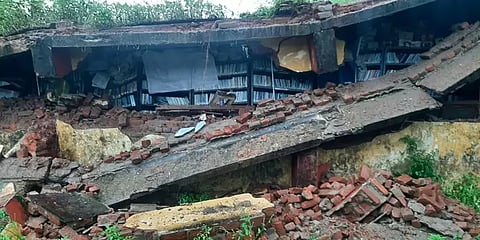 கூடலூர்: இடிந்து விழுந்த நூலகத்திற்குள் கிடந்த 1 லட்சத்திற்கும் மேற்பட்ட புத்தகங்கள்