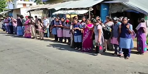 'நீங்கெல்லாம் பஸ்ல ஏறாதீங்க' - நடத்துனரை கண்டித்து சாலை மறியலில் ஈடுபட்ட மாணவர்கள்