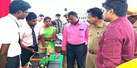 ’ஹெல்மெட் மூலம் சிக்னல்’.. வீட்டுக்கொரு விஞ்ஞானி நிகழ்ச்சியில் அசத்தல் கண்டுபிடிப்பு