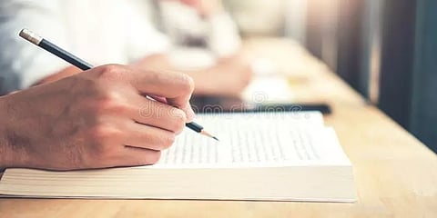 ’ப்ளீஸ் என்னை பாஸ்பண்ணி விடுங்க’ - தேர்வுத் தாளில் லஞ்சம் வைத்த குஜராத் பள்ளி மாணவன்!