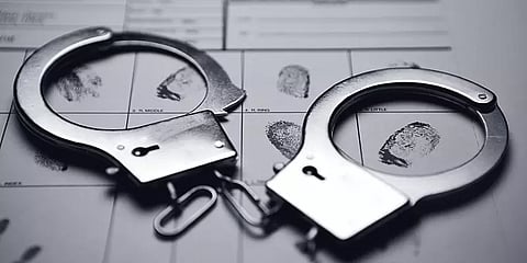 போலீஸ் வேனில் பயங்கர ஆயுதங்களுடன் ரீல்ஸ் எடுத்து பதிவிட்ட இளைஞர்கள் கைது