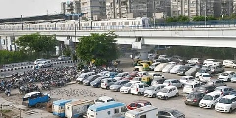 டெல்லி சுதந்திர தின கொண்டாட்டம்: - 2 நாட்களுக்கு மெட்ரோ நிலையங்களில் வாகனங்கள் நிறுத்த தடை