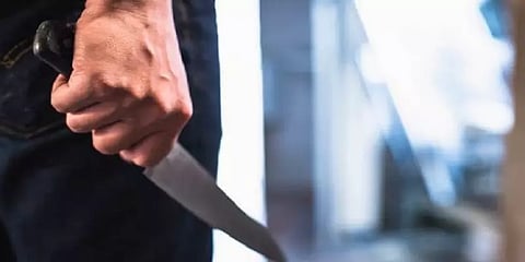 செங்கல்பட்டு அருகே வழிப்பறி - தடுத்த காவலருக்கு அரிவாள் வெட்டு.!