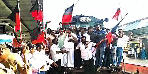 மதுரை: நிதியமைச்சர் கார் மீது செருப்பு வீசியதை கண்டித்து திமுகவினர் ரயிலில் ஏறி போராட்டம்