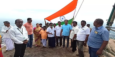 "தேசியக் கொடியை ஏற்றுவதிலும் அரசியல் செய்கிறீர்களே?" – அதிகாரிகளுடன் பாஜகவினர் வாக்குவாதம்