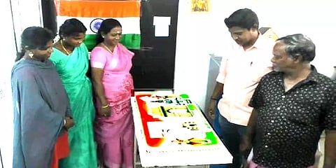 75வது சுதந்திர தின கொண்டாட்டம்: விதவிதமான கேக் செய்து அசத்தும் கரூர் பேக்கரி