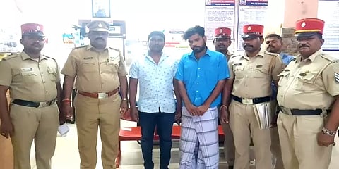 காரைக்கால்: போலீசார் மனைவியின் தாலிச் செயினை பறித்துச் சென்றதாக இருவர் கைது