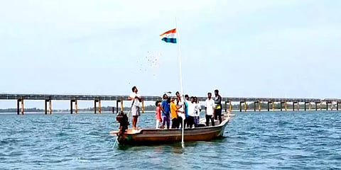 நடுக்கடலில் தேசியக் கொடியேற்றி சுதந்திர தினத்தை கொண்டாடிய நாகை மீனவர்கள்