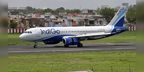 “நீ வெடிகுண்டு வைப்பவன்” - சக பயணிக்கு வந்த மெசேஜை பார்த்து விமானத்தை நிறுத்திய நபர்!