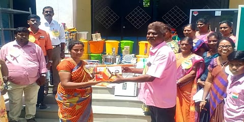 அரசுப் பள்ளிக்கு கல்வி சீர்வரிசை மற்றும் வளர்ச்சி நிதி வழங்கிய கிராம மக்கள்