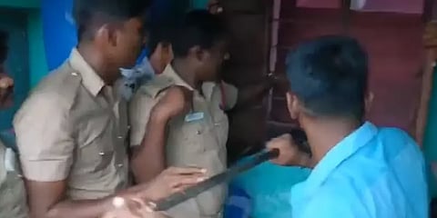 பூட்டிய வீட்டுக்குள் சிக்கிய குழந்தை... இன்னொரு சிறுவனை இறக்கி காப்பாற்றிய தீயணைப்புத்துறை