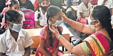 "1, 2ம் வகுப்பில் பயிலும் மாணவர்களுக்கு வீட்டுப்பாடம் தரக்கூடாது" - பள்ளிக்கல்வித்துறை