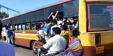 ‘போதிய பேருந்து இல்லை’- படிக்கட்டில் தொங்கியபடி பயணம் செய்யும் மாணவர்கள்
