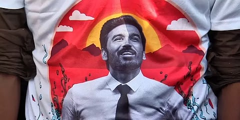 தனுஷின் கதாபாத்திரம் எதிரொலி! ஸ்விகி, சொமோட்டோ ஊழியர்களுக்கு பெட்ரோல் வழங்கிய ரசிகர்கள்!