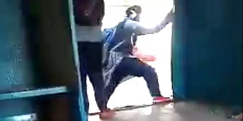 மின்சார ரயிலில் அரசுப் பள்ளி மாணவியின் ஆபத்தான பயணம் - வைரலாகும் வீடியோ