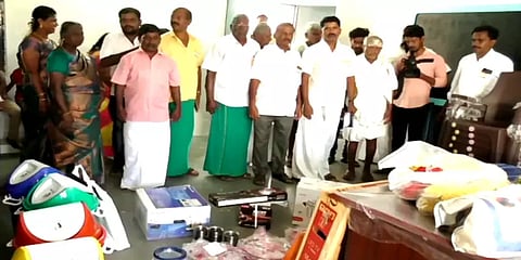 தேனி: அரசு கள்ளர் தொடக்கப் பள்ளிக்கு கல்விச் சீர் வழங்கிய கிராம மக்கள்