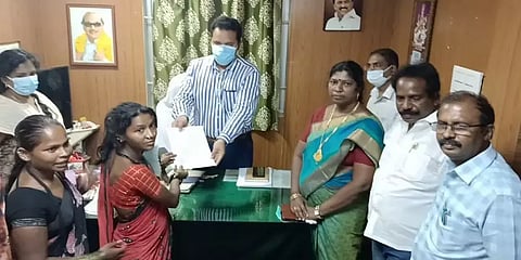 நரிக்குறவர் பெண்களுக்கு மாமல்லபுரத்தில் கடை ஒதுக்கீடு.. சான்றுகளை வழங்கிய மாவட்ட ஆட்சியர்!