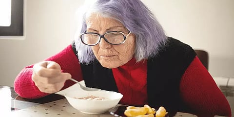 பல் இல்லையே என்று கவலைப்படும் முதியவரா நீங்கள்? இந்த உணவுகளை எடுத்துக்கோங்க!