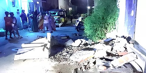 வீட்டின் மேல் சுவர் இடிந்து விழுந்து வீதியில் விளையாடிக் கொண்டிருந்த 3 வயது சிறுமி பலி