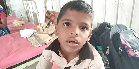 டைரி எழுதவில்லை என மாணவனை தலையில் அடித்த ஆசிரியர் - சிறுவன் மருத்துவமனையில் அனுமதி