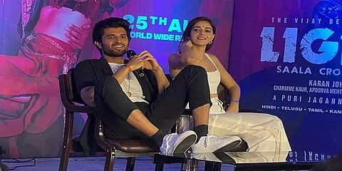 மேசை மீது கால் போட்டு பேட்டியளித்த தேவரகொண்டா.! சர்ச்சை எதிரொலிப்பு