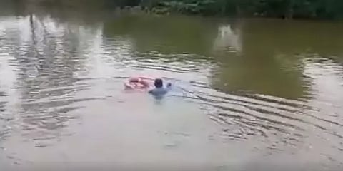 வாய்க்காலில் சடலமாக மிதந்து வந்த 6 வயது சிறுவன்! போலீஸ் விசாரணை