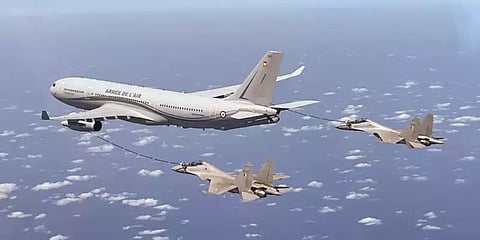 நடுவானில் எரிபொருள் பற்றாக்குறையால் தவித்த இந்திய போர் விமானம்-தக்க நேரத்தில் கிடைத்த உதவி