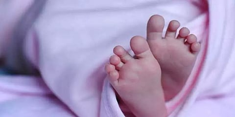 ஆரோக்கியமாக பிறந்த குழந்தைகளுக்கு விஷ ஊசி செலுத்தி கொலை - செவிலியர் கைது