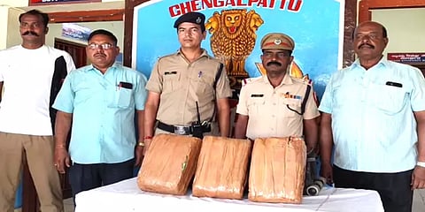 செங்கல்பட்டு: பயணிகள் ரயிலில் கேட்பாரற்று கிடந்த பை - சோதனையில் சிக்கிய கஞ்சா