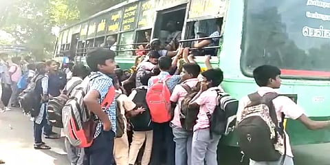 "பள்ளி நேரத்தில் பஸ் இல்லை": ஆபத்தை உணராமல் பேருந்தின் படியில் பயணம் செய்யும் மாணவர்கள்