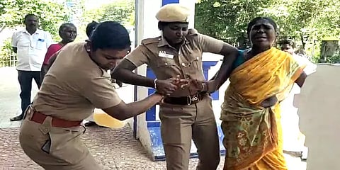 அபகரிக்கப்பட்ட நிலத்தை மீட்டுத் தாருங்கள்-ஆட்சியர் அலுவலகத்தில் பெண் தீக்குளிக்க முயற்சி