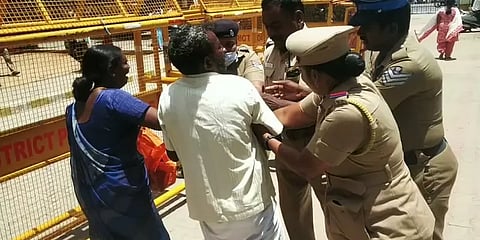 ”எங்கள் நிலத்தை ஏமாற்றிவிட்டார்கள்”..ஈரோடு ஆட்சியர் அலுவலகத்தில் தீக்குளிக்க முயன்ற தம்பதி