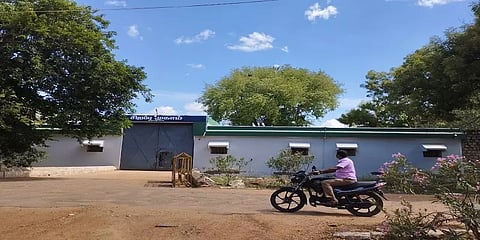 திருச்சி: சிறப்பு முகாமில் அடைக்கப்பட்டுள்ள அகதிகள் மரக்கிளைகளில் நின்றுகொண்டு போராட்டம்