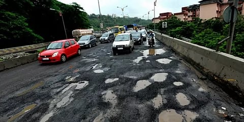 ஆண்டுக்கு 2,300 உயிர்களை காவு வாங்கும் சாலைப் பள்ளங்கள்! - மத்திய அரசு அதிர்ச்சி தகவல்