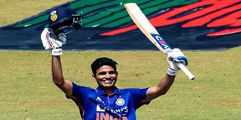 22 வயதில் முதல் சதம் விளாசல்.. ரோகித்தை பின்னுக்கு தள்ளிய சுப்மன் கில்.. டாப்பில் யுவராஜ்!