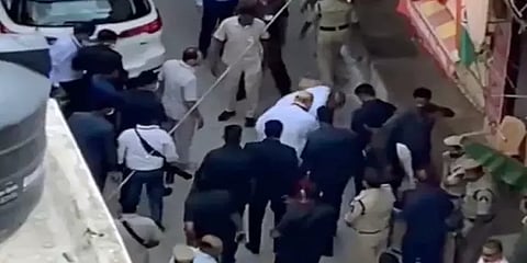 அமித்ஷாவின் காலணியை கையில் எடுத்துக்கொடுத்த தெலங்கானா பாஜக தலைவர் - குவியும் விமர்சனங்கள்