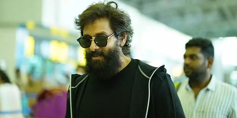 நடிகர் விக்ரமை காண அலைமோதிய கூட்டம்... தள்ளுமுள்ளு காரணமாக ரசிகர்களுக்கு லத்தி சார்ஜ்!