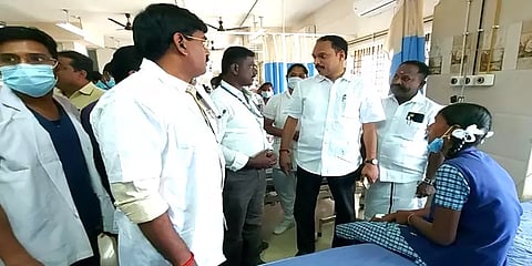 புதுக்கோட்டை: பேருந்துக்காக காத்திருந்த மாணவர்கள்,பொதுமக்களை சுற்றுச்சுற்றி கடித்த கதண்டு!