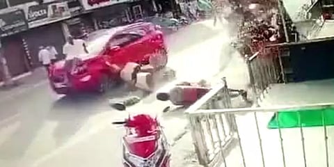 கட்டுப்பாட்டை இழந்த சொகுசு கார் மோதி விபத்து: தூக்கி வீசப்பட்ட நபர்கள்.. பகீர் காட்சி