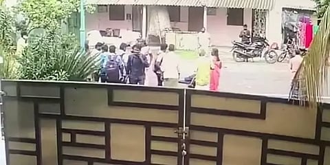 குறுக்கே வந்த நாய்.. திடீரென ப்ரேக் பிடித்த ஓட்டுநர் - தவறிவிழுந்து நடத்துநர் உயிரிழப்பு