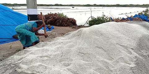 வேதாரண்யம்: தொடர் மழை எதிரொலி – உப்பு உற்பத்தி பாதிப்பு